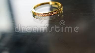 <strong>钻石戒指</strong>是一种豪华而昂贵的放在地上的结婚戒指